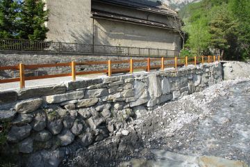 Scogliera sul rio Fenils. Frazione Fenils, comune di Cesana Torinese. 