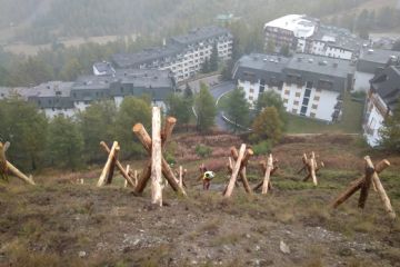 Treppiedi paravalanghe a protezione della sottostante via Monte Grappa. Comune di Sestriere