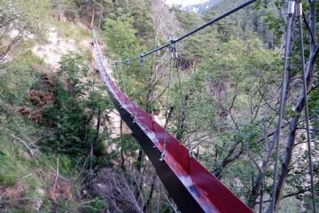 Realizzazione di canale sospeso per il superamento di una frana di versante. Frazione Beaume, comune di Oulx