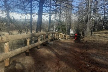 Realizzazione di recinzione rustica in legno di larice. Località Santa Chiara, comune di Giaglione.