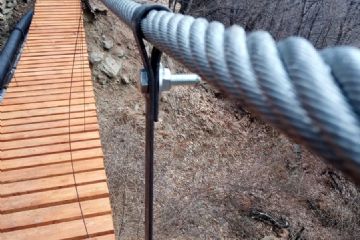 Realizzazione di ponte tibetano sul sentiero a servizio della rete irrigua della frazione Ramats. Località Rigaud, comune di Chiomonte.